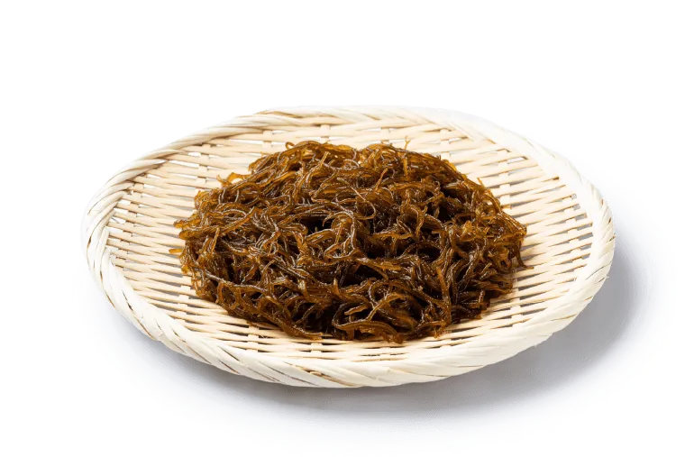 ざるに盛り付けられたもずくの写真