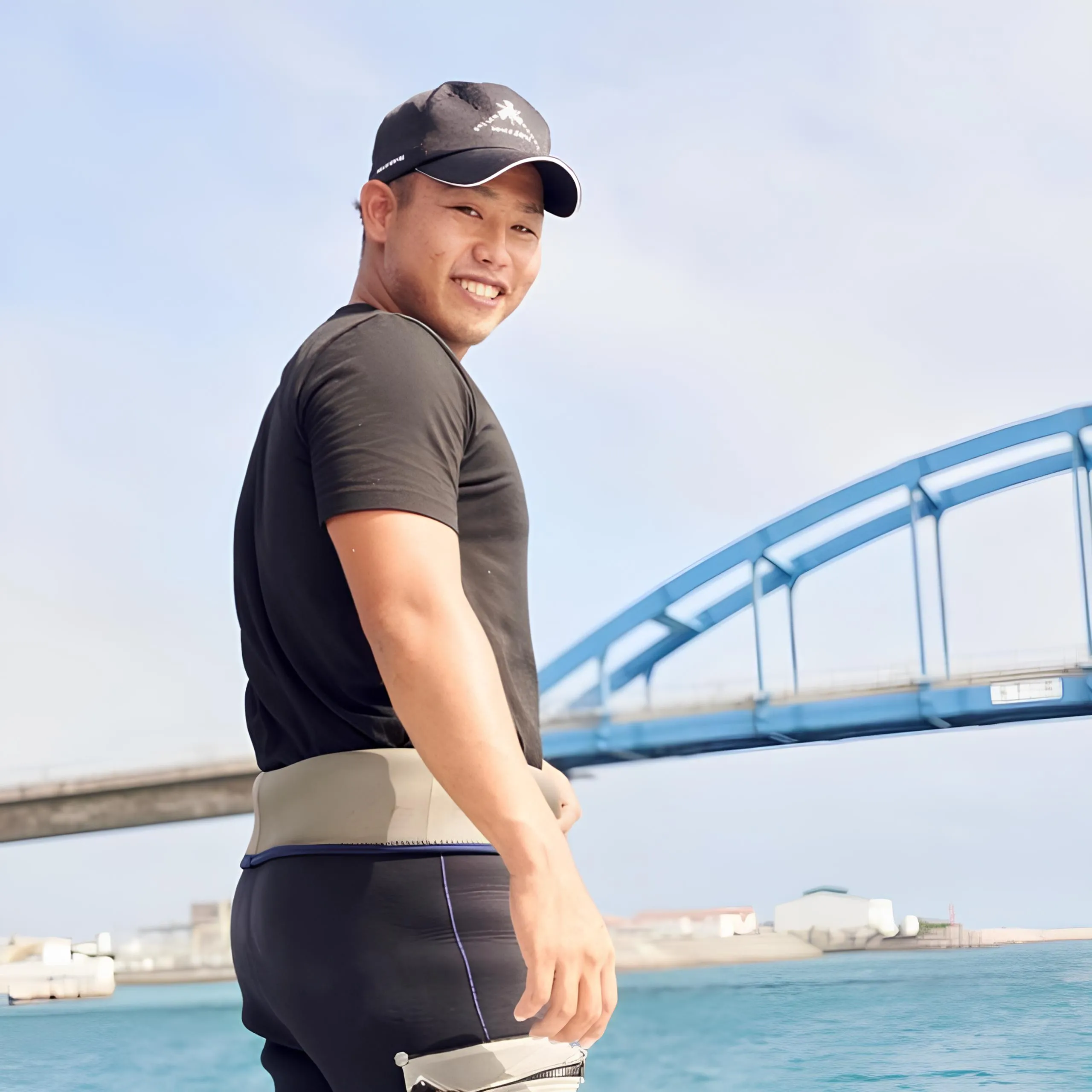 海で海藻を収穫する男性の写真